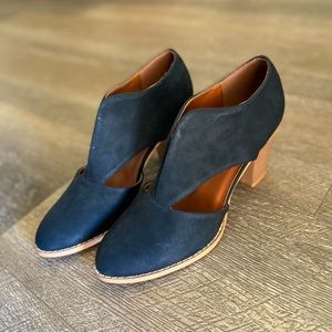 Closed toed but open foot and ankle dress shoes